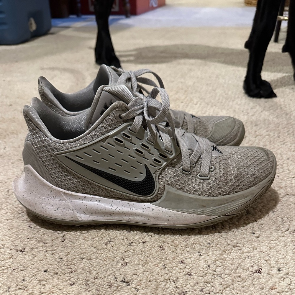Men’s Nike Kryrie size 9